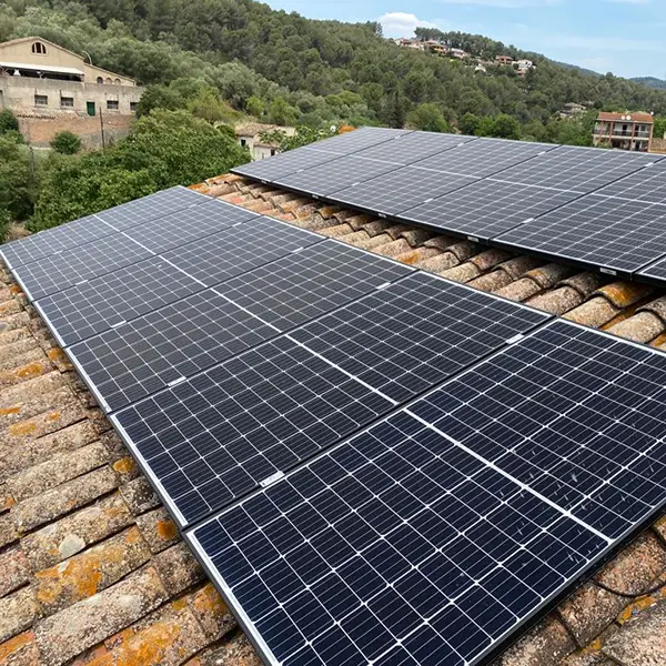 Placas solares instaladas en tejado de vivienda para autoconsumo en Barcelona