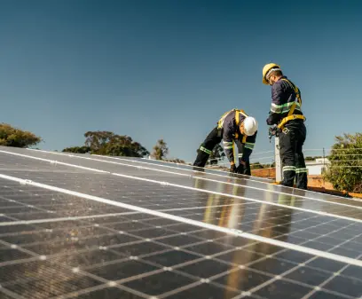 Montaje de estructura para placas solares en tejado