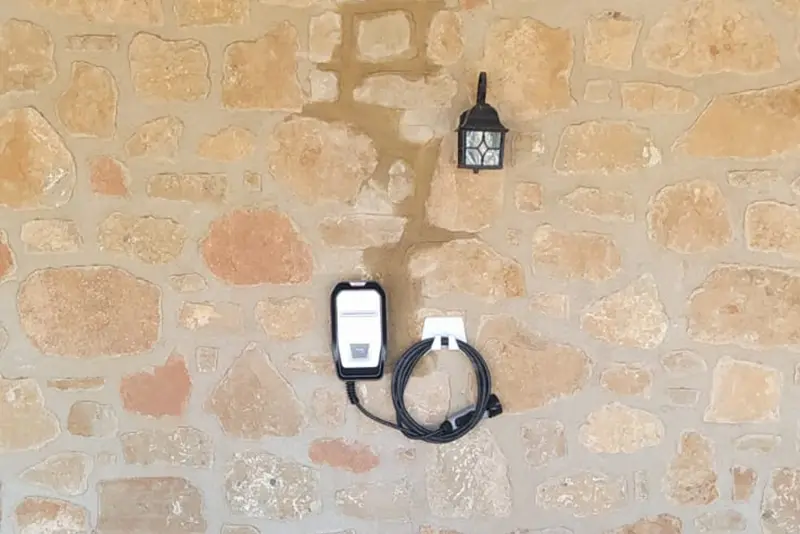 Instalación de cargador para coche eléctrico en garaje de vivienda unifamiliar en Vallirana