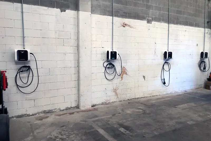 Puntos de carga para vehículos eléctricos instalados en parking de empresa en Hospitalet