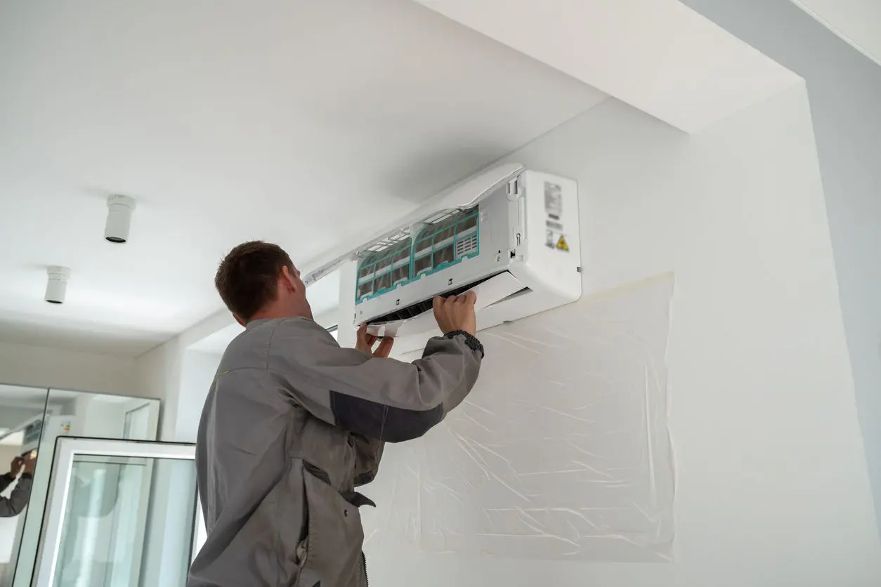 Instalación de split reversible frío calor en vivienda en Molins de Rei — Climacer