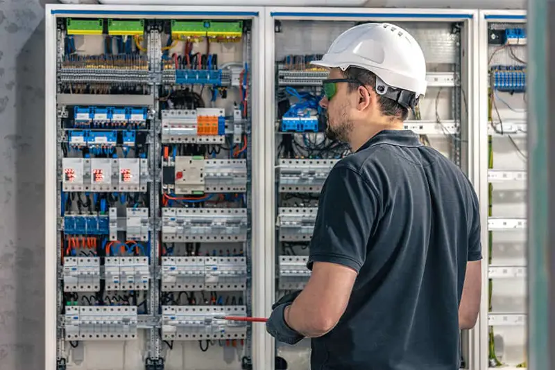 Cuadro eléctrico industrial y canalización en nave del Vallès Occidental