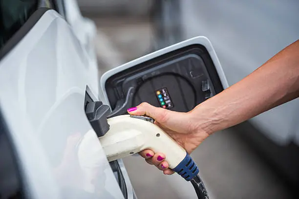 Tres puntos de carga para vehículo eléctrico instalados en parking comunitario en Molins de Rei, Barcelona