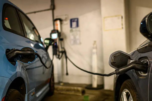Punto de carga para coche eléctrico instalado en plaza de parking comunitario en Sant Boi de Llobregat con canalización ordenada