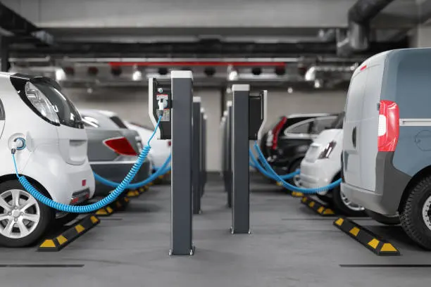 Tres cargadores para coche eléctrico instalados en la pared de un parking comunitario en Sant Curgat del Vallés con canalización vista y acabado ordenado