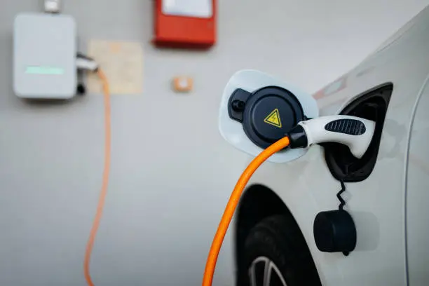 Cargador para coche eléctrico instalado en garaje de vivienda unifamiliar en Sant Cugat del Vallès con protecciones adecuadas y canalización ordenada