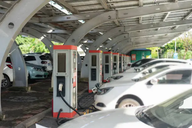 Puntos de carga para vehículos eléctricos instalados en parking privado de empresa en Badalona