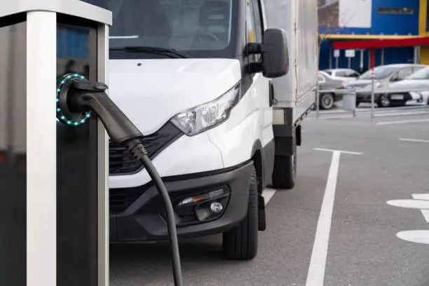 Cargadores para vehículos eléctricos instalados en empresa logística en Hospitalet de Llobregat con canalización por fases