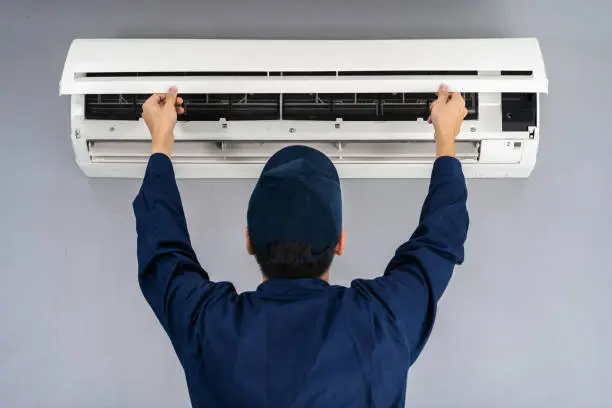 Split de climatización instalado en salón de vivienda en Cervelló, Baix Llobregat