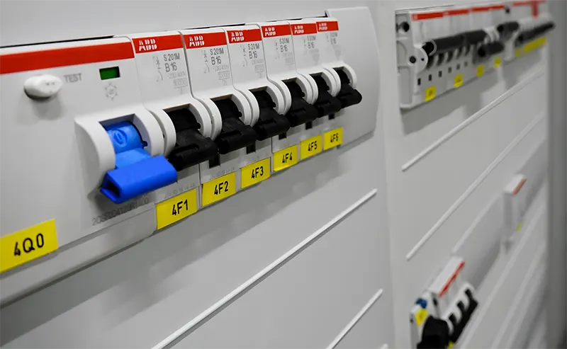 Detalle de magnetotérmicos ABB etiquetados por circuito en cuadro eléctrico instalado por Climacer en local comercial en Cornellà de Llobregat