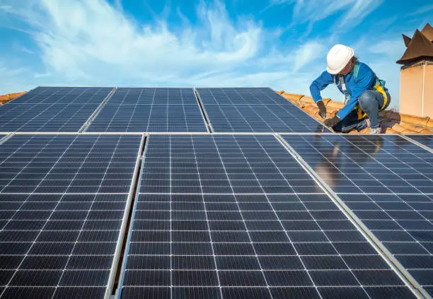 Placas solares instaladas en tejado de teja de vivienda unifamiliar en Castelldefels, Baix Llobregat