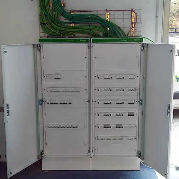 Cuadro eléctrico industrial instalado en nave en Vallirana