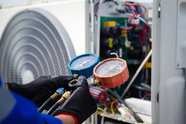 Medidores de presión profesionales (manómetros) usados para diagnosticar fuga de gas refrigerante en aire acondicionado