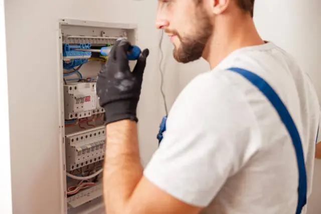 Instalador eléctrico autorizado revisando cuadro eléctrico Barcelona
