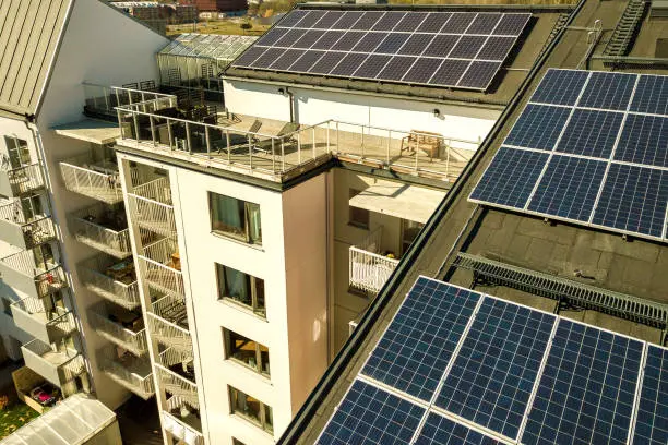 Placas solares instaladas en edificio histórico de Barceloneta con cableado interno sin afectar fachada