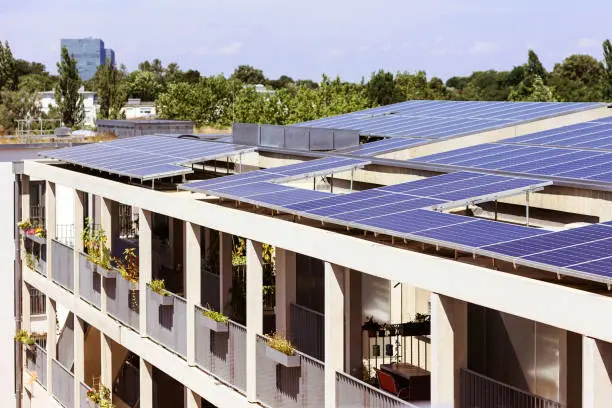 Instalación de placas solares en tejado de comunidad de 48 vecinos en Sant Feliu de Llobregat