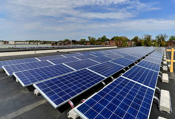 Paneles solares sobre estructura lastrada en cubierta plana de local comercial en Cornellà de Llobregat