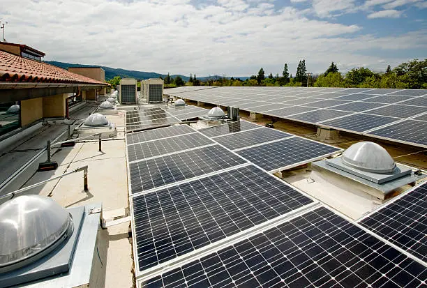 Paneles solares en cubierta de edificio de oficinas con autoconsumo colectivo en El Prat de Llobregat