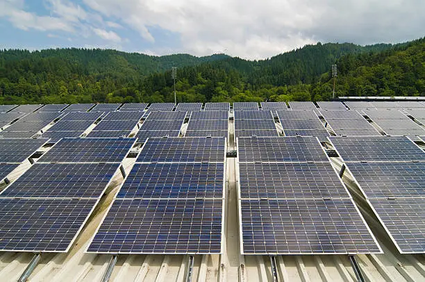 Paneles solares instalados en cubierta metálica de nave industrial en Sant Boi de Llobregat