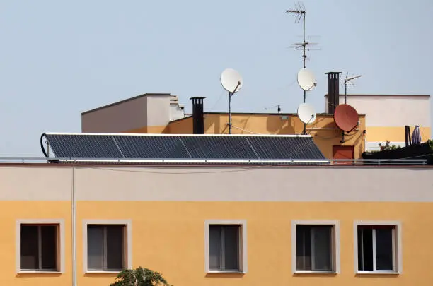 Placas solares instaladas en tejado comunitario de piso en Barcelona