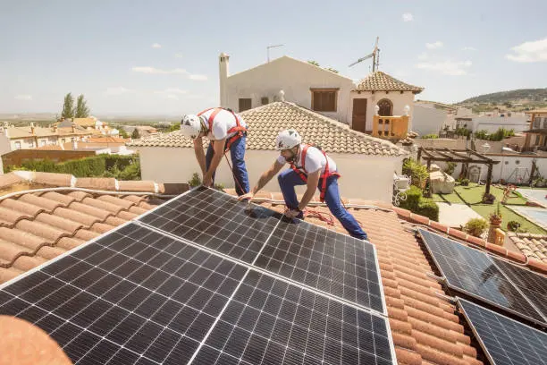 Placas solares instaladas en chalet con múltiples superficies en Castelldefels