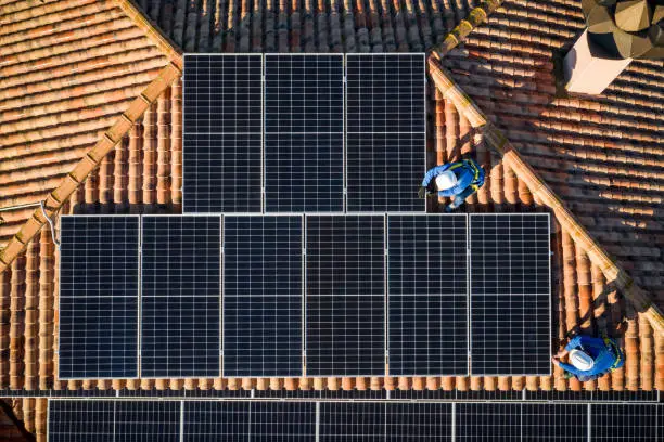 Placas solares instaladas en tejado de vivienda unifamiliar en Sant Cugat del Vallès